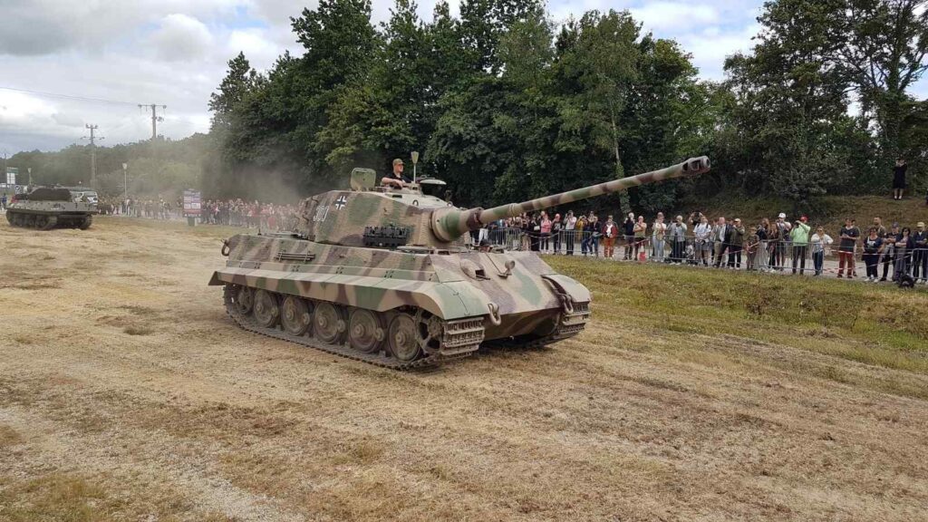 Le char Tigre II en démonstration au Normandy Victory Le char Tigre II en démonstration au Normandy Victory