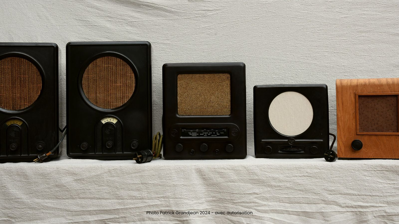 Presentation of vintage radios by Patrick Grandjean at the Normandy Victory Museum