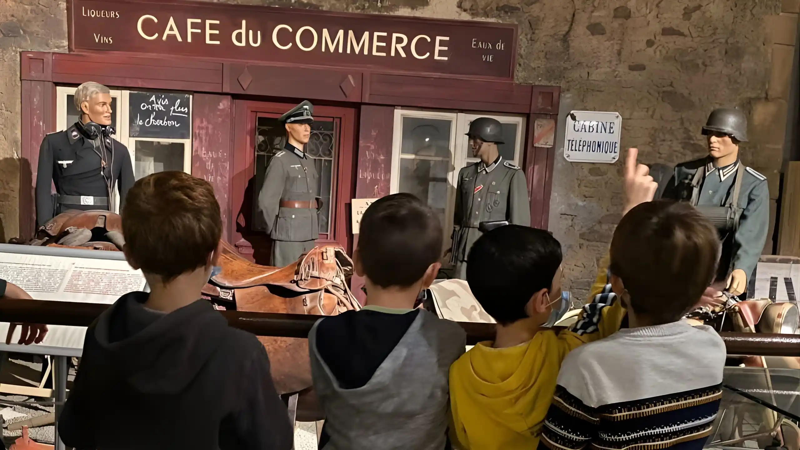 Enfants participant à une visite guidée sensorielle au Normandy Victory Museum Enfants participant à une visite guidée sensorielle au Normandy Victory Museum