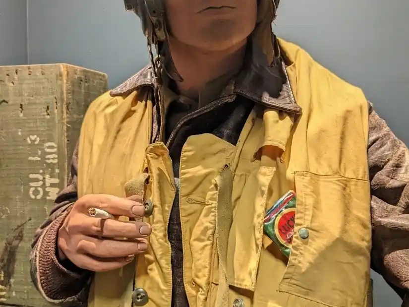 Gilet de parachutiste présenté lors d’une visite guidée sensorielle au Normandy Victory Museum Gilet de parachutiste présenté lors d’une visite guidée sensorielle au Normandy Victory Museum
