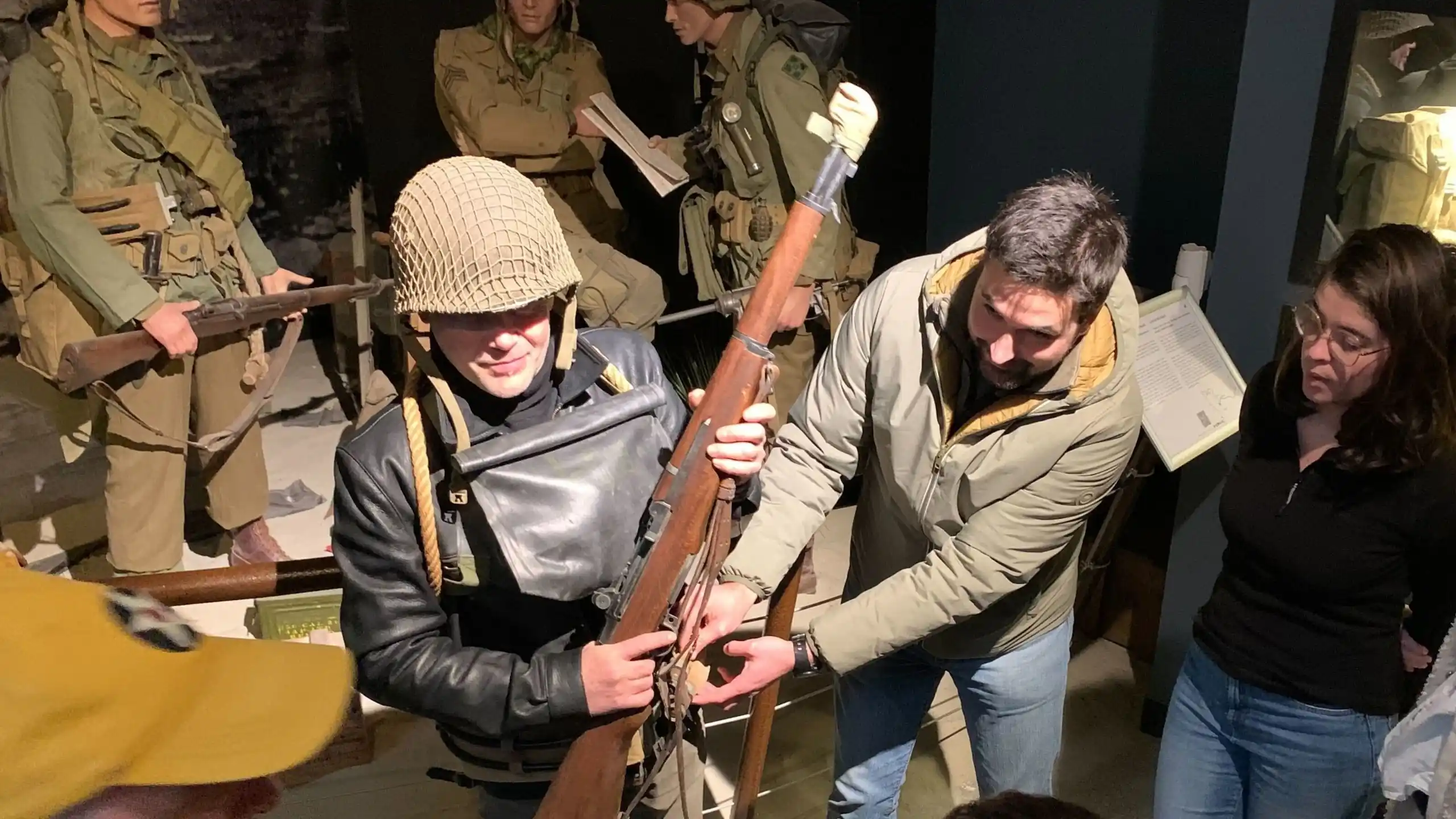 Visite guidée sensorielle au Normandy Victory Museum avec médiateur et participants en interaction Visite guidée sensorielle au Normandy Victory Museum avec médiateur et participants en interaction