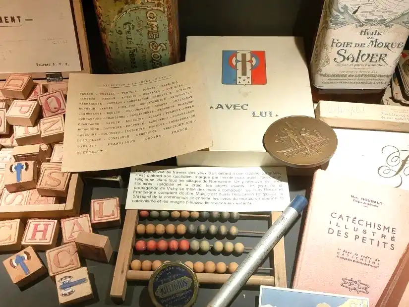 Objets de la Seconde Guerre mondiale manipulés lors d’une visite guidée au musée Objets de la Seconde Guerre mondiale manipulés lors d’une visite guidée au musée