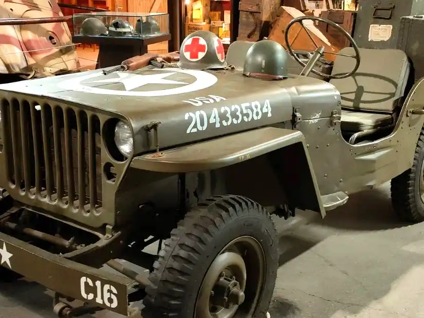 Jeep militaire de la Seconde Guerre mondiale présentée au Normandy Victory Museum à Carentan