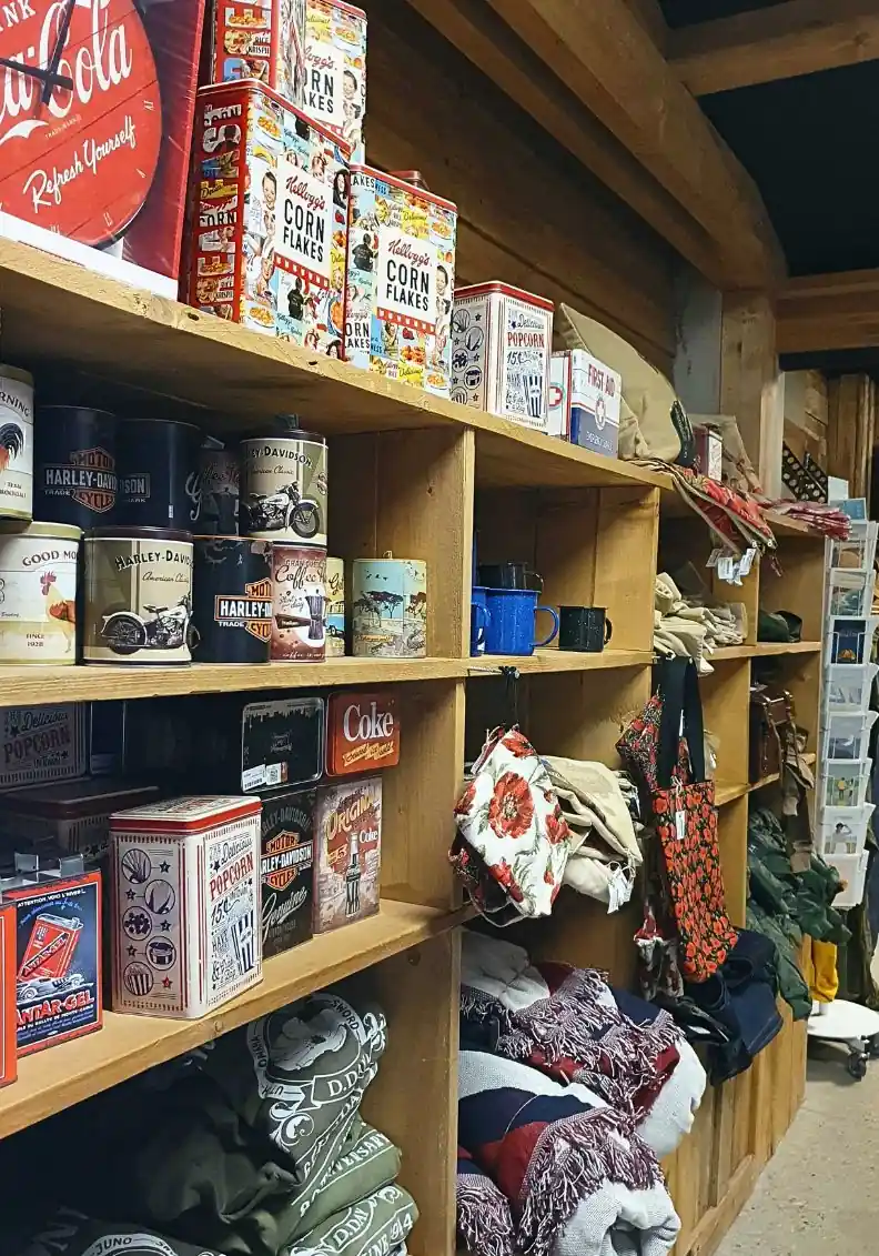Décoration vintage inspirée des années 1940 dans la boutique du musée