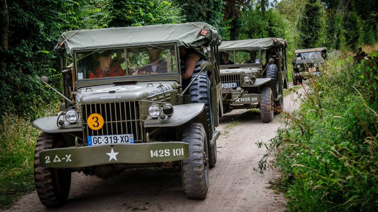 Groepsrondleiding in een militair voertuig van Dodge in Normandië - Seminaractiviteit Groepsrondleiding in een militair voertuig van Dodge in Normandië - Seminaractiviteit