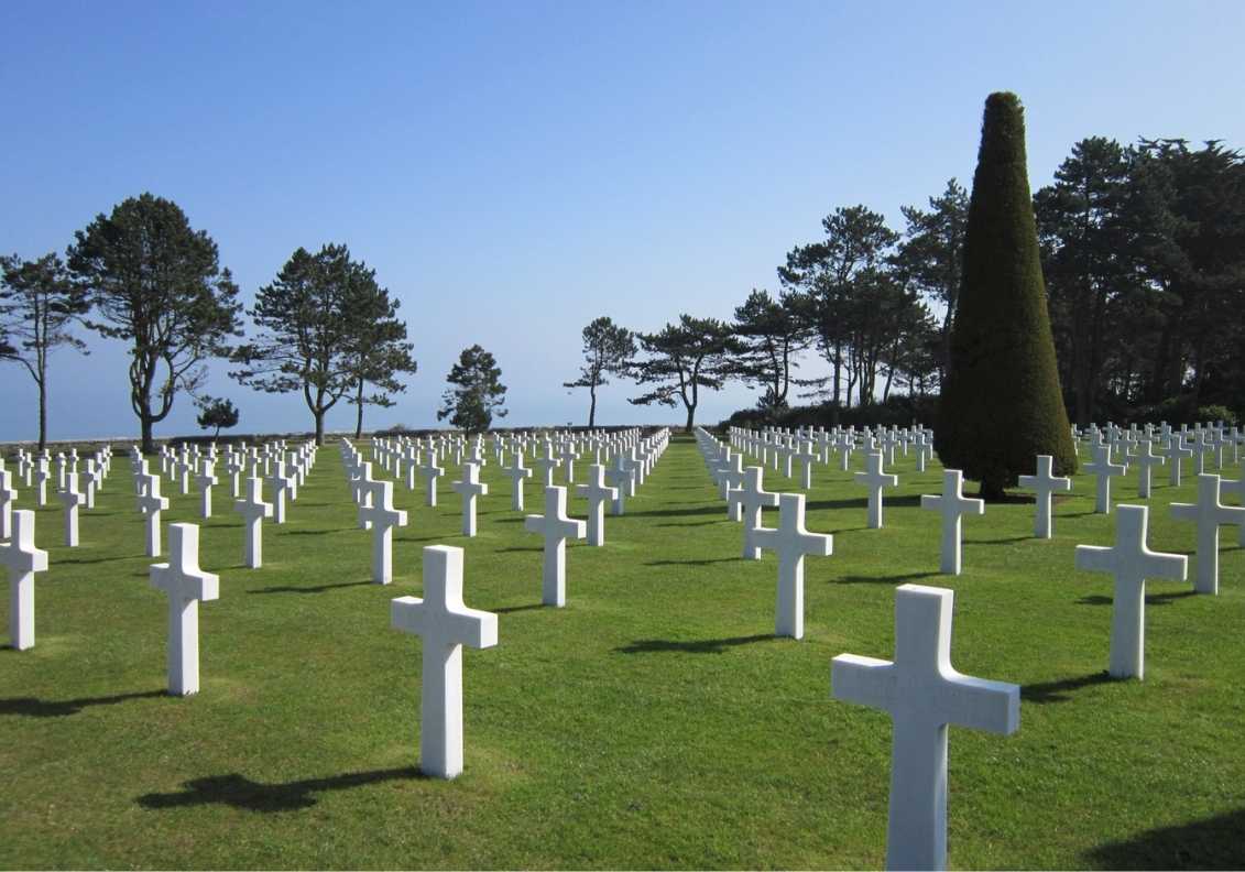 Cimetière américain de Colleville-sur-Mer surplombant Omaha Beach en Normandie Cimetière américain de Colleville-sur-Mer surplombant Omaha Beach en Normandie