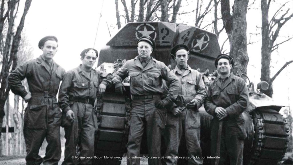 Jean Gabin en uniforme aux côtés de son équipage devant un char de la 2e DB pendant la Seconde Guerre mondiale Jean Gabin en uniforme aux côtés de son équipage devant un char de la 2e DB pendant la Seconde Guerre mondiale
