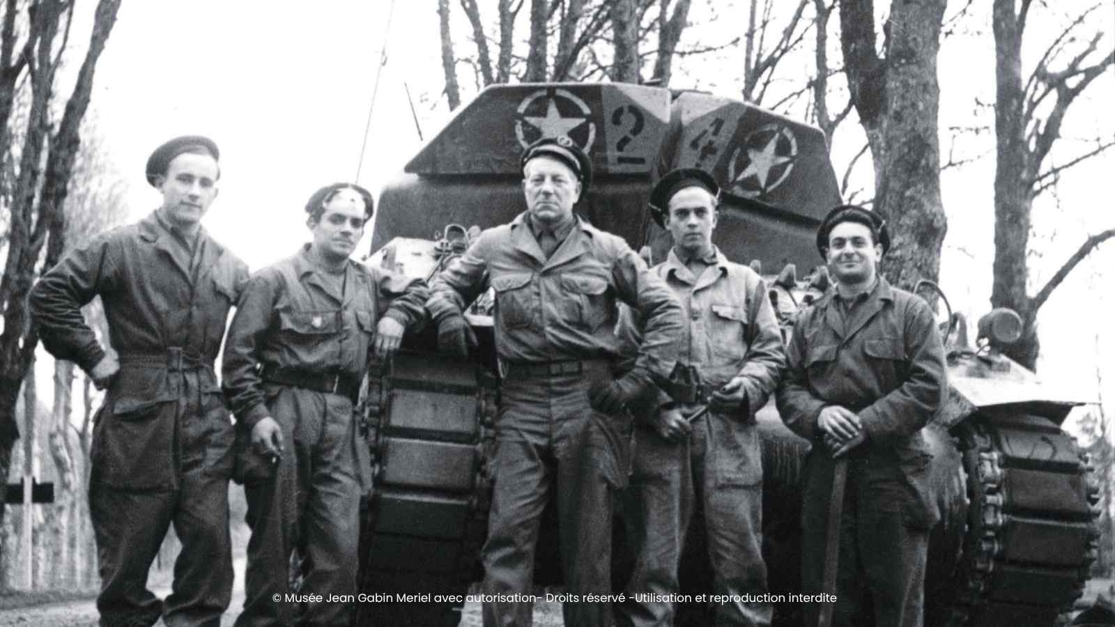 Jean Gabin en uniforme aux côtés de son équipage devant un char de la 2e DB pendant la Seconde Guerre mondiale