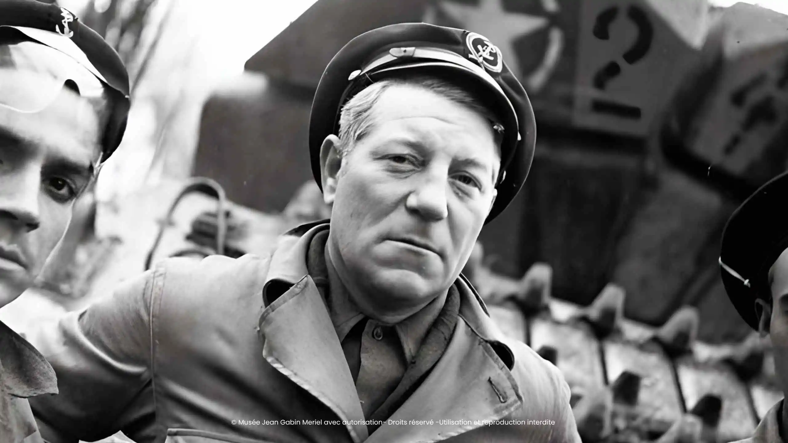 Porträt von Jean Gabin in der Uniform der 2. Panzerdivision vor einem Panzer während des Zweiten Weltkriegs Porträt von Jean Gabin in der Uniform der 2. Panzerdivision vor einem Panzer während des Zweiten Weltkriegs