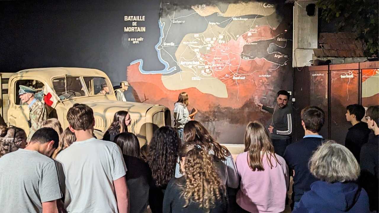 groupe en visite guidée au Normandy Victory Museum découverte historique en Normandie