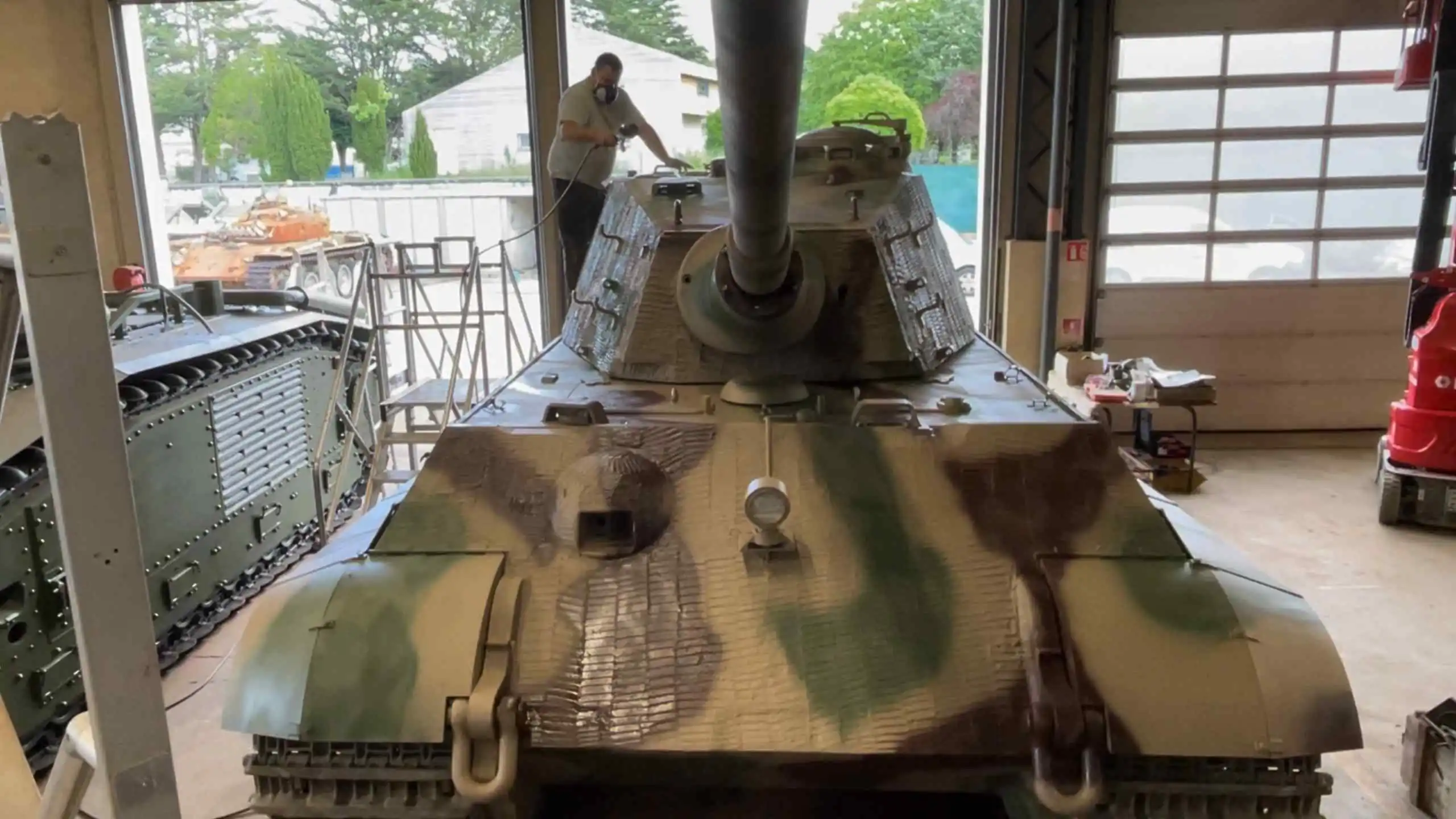 Tiger II dipinto durante il suo restauro ©Saumur Tank Museum - Tutti i diritti riservati Tiger II dipinto durante il suo restauro ©Saumur Tank Museum