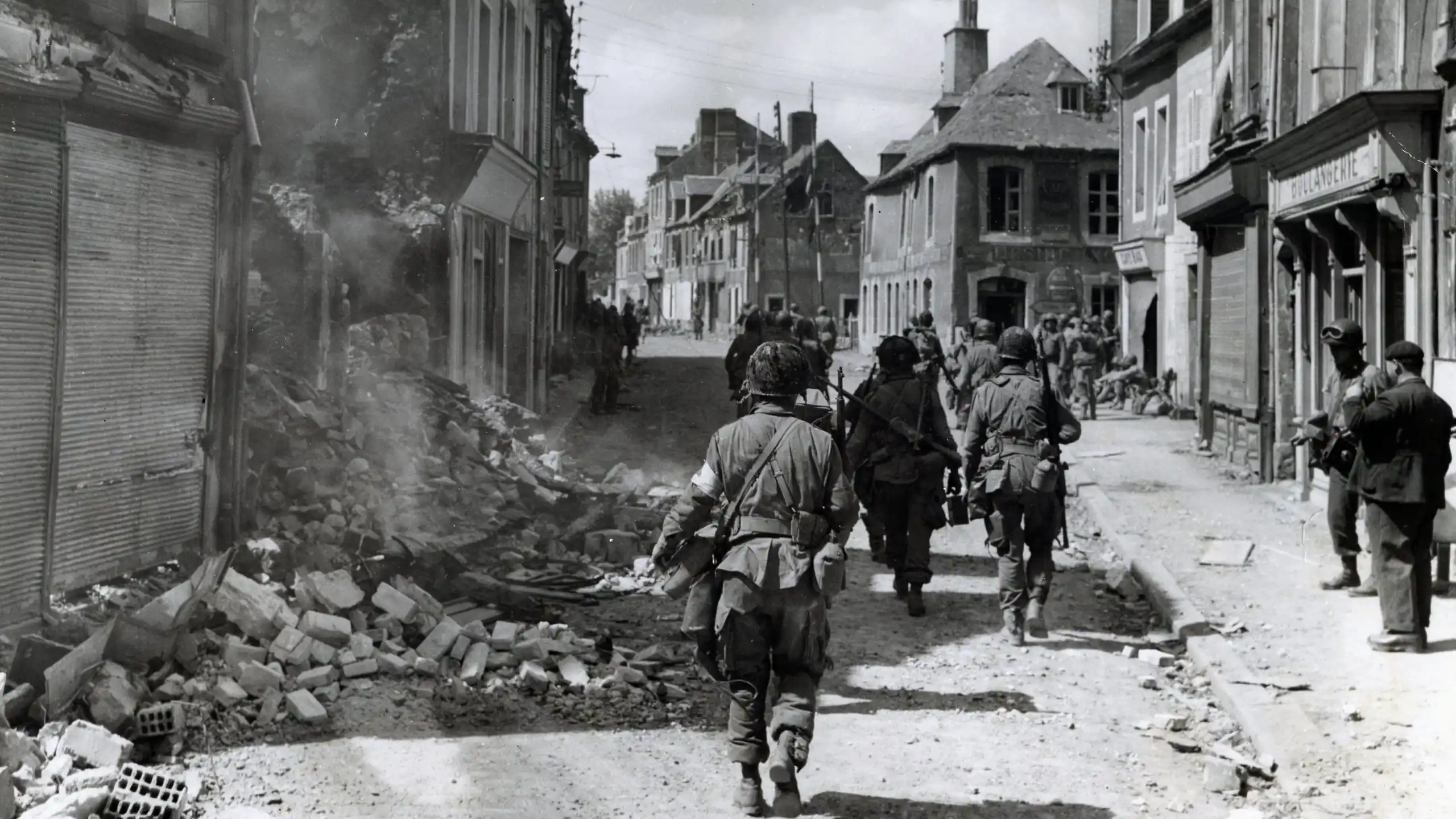 Tropas estadounidenses en Carentan durante la Batalla de los Setos. Tropas estadounidenses en Carentan durante la Batalla de los Setos.
