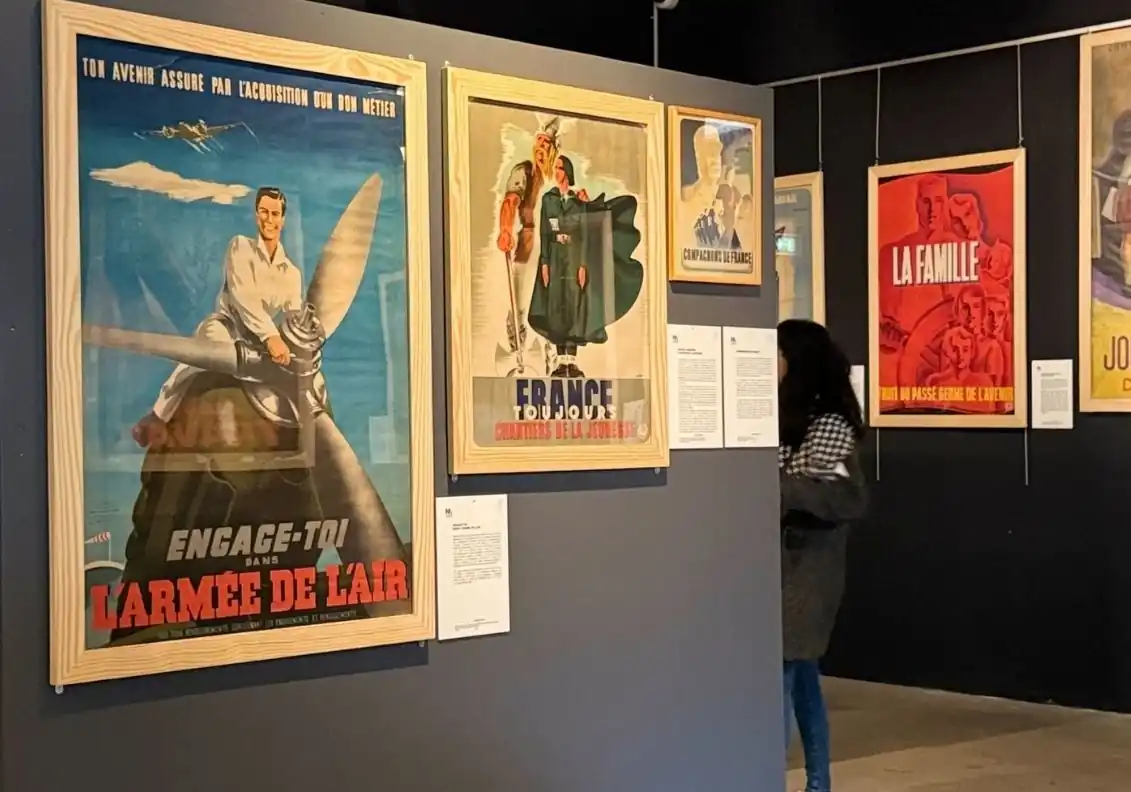 I visitatori scoprono una mostra sulla Seconda Guerra Mondiale a Normandy Victory Museum