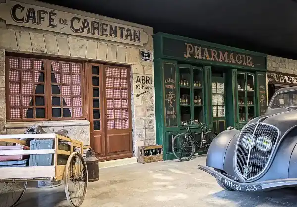 Rue de Carentan reconstituée, à l'entrée du musée Rue de Carentan reconstituée, à l'entrée du musée